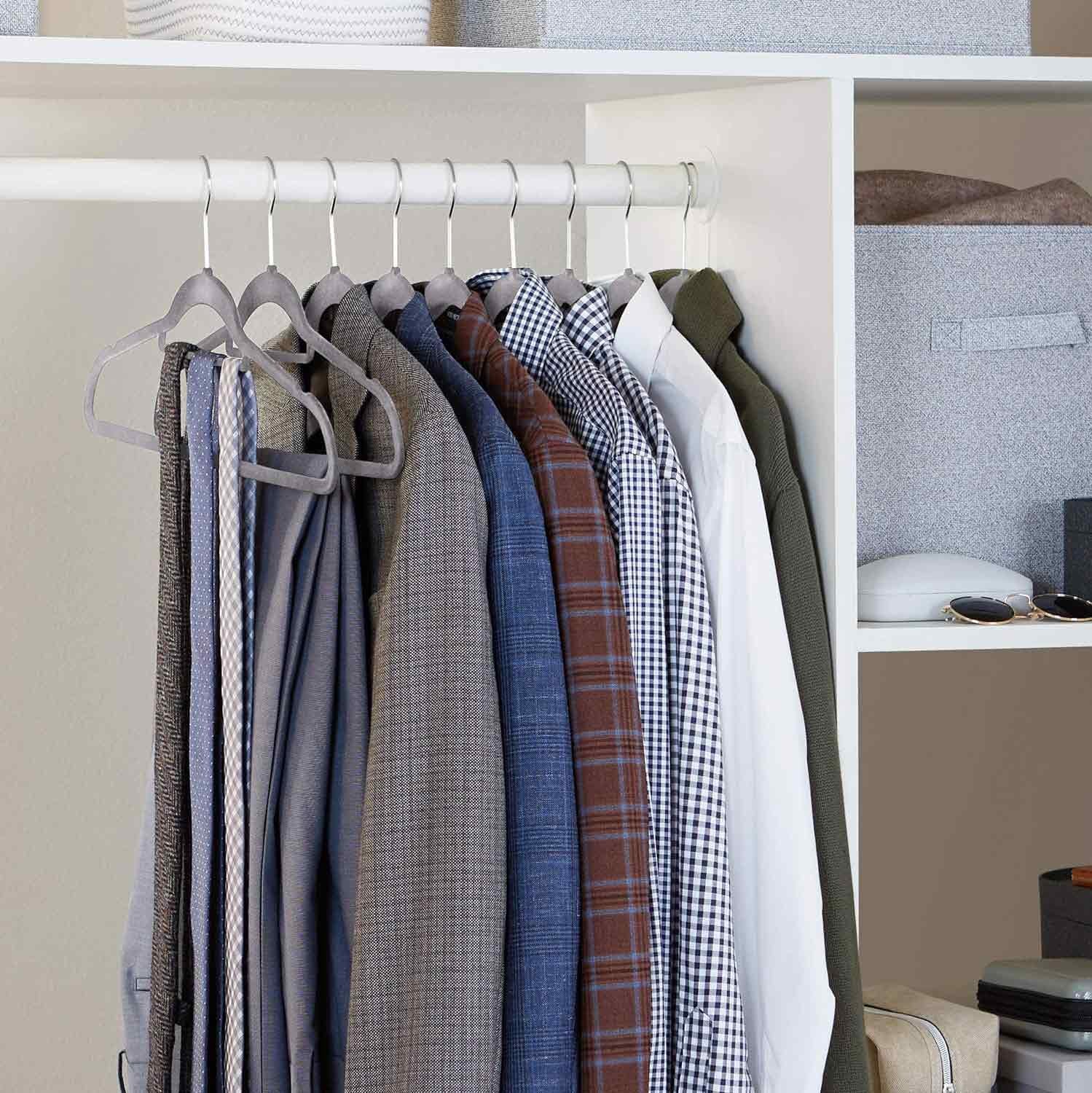Amazon-Basics-Velvet-Suit-Clothes-Hangers,-50-Pack